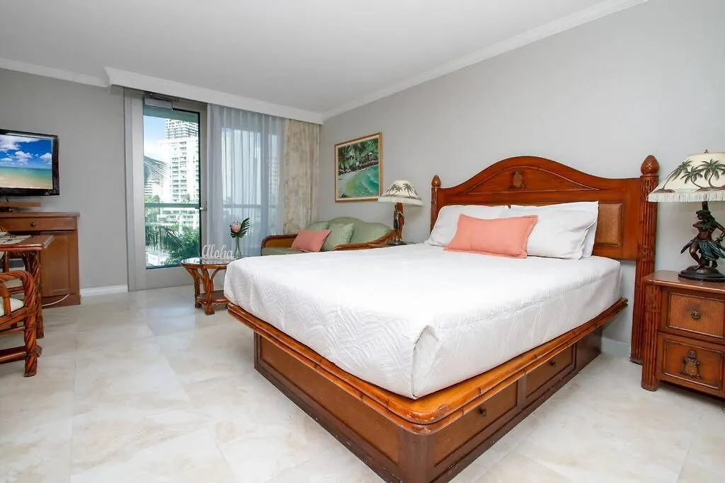 Spacious Studio Walk To Beach L219 Honolulu